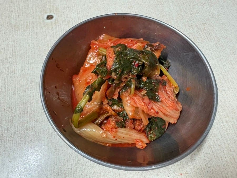 ssun_wooo는 청량리부터 걸어와 늦은 저녁 야장을 노리고 조일식품에 왔지만, 단체 손님이 있어 시끄럽다며 사장님이 안쪽 자리를 권했다고 적었습니다.