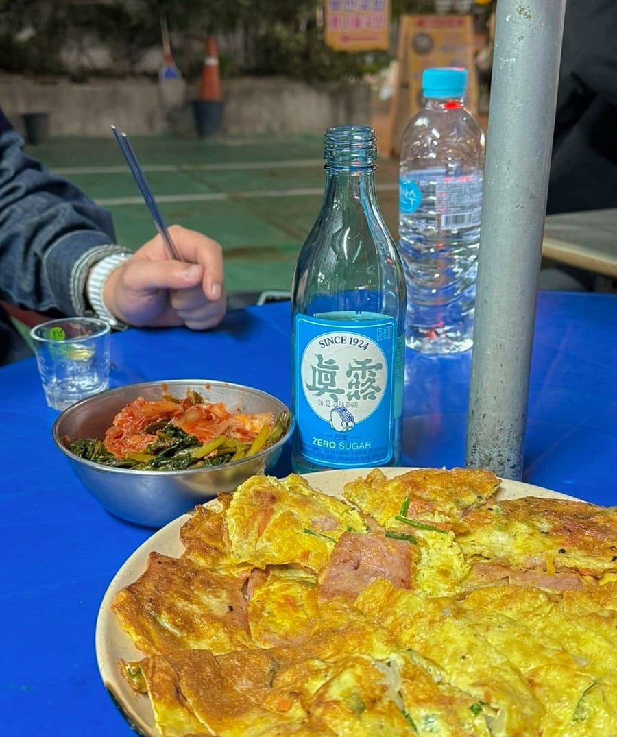 vtndusv는 겉보기에는 동네 슈퍼 같지만 술과 안주를 파는 가맥집이더라고 적었습니다. 야외 테이블에서 스팸계란말이를 주문했는데,