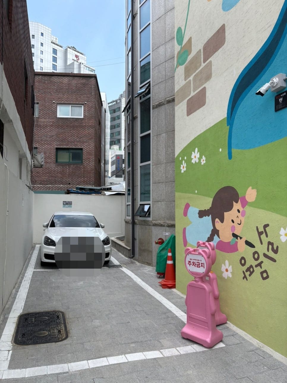 같은 사람이 입구에서 찍은 사진입니다. 금빛 별과 은빛 달 풍선이 걸려 있고, '노리몽땅' 간판 아래 '신발을 벗어주세요'라는 안내문이 붙어 있습니다.