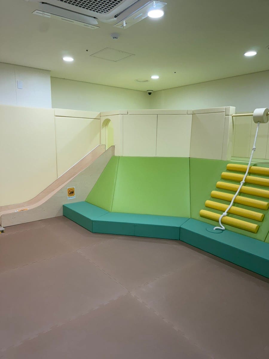 37개월 이상에게 강력 추천한다고 적은 dian90이 남긴 사진입니다. 크림색과 초록색이 어우러진 공간에 완만한 미끄럼틀과 매듭 손잡이가 있는 오르막이 이어집니다.