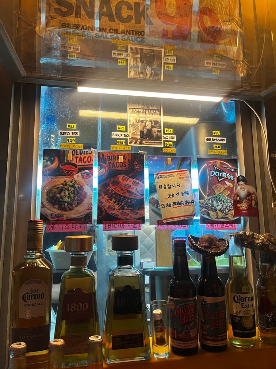 같은 사람이 남긴 진열대 사진입니다. 데킬라와 맥주병, 자리토스 음료수가 메뉴 사진들과 함께 진열돼 있습니다. 비리아타코와 올디스타코를 하나씩 시켜 나눠 먹었다던 그 조합처럼,