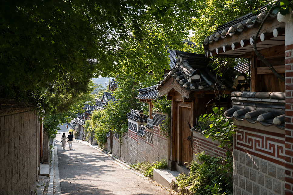 창밖의 기와가 그림이 되는 베이커리