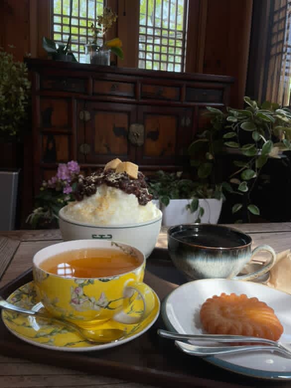 gelapang이 주문한 전통팥빙수와 약과, 전통차입니다. 노란 꽃무늬 찻잔이 예뻐서 기분이 좋아졌다고 적었고, 뒤로 보이는 고가구 반닫이가 한옥 분위기를 더했다고 했습니다.