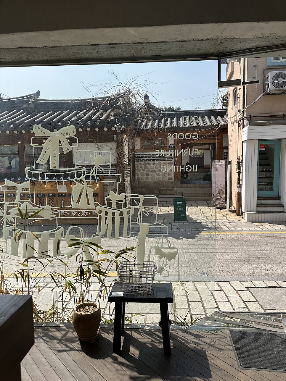 casmicgirl은 맥시멀보다는 미니멀 취향이지만 인테리어 소품에 관심이 많아 꼭 가보고 싶었던 곳이라고 적었습니다. 은빛 식기들이 자기 취향이라며,