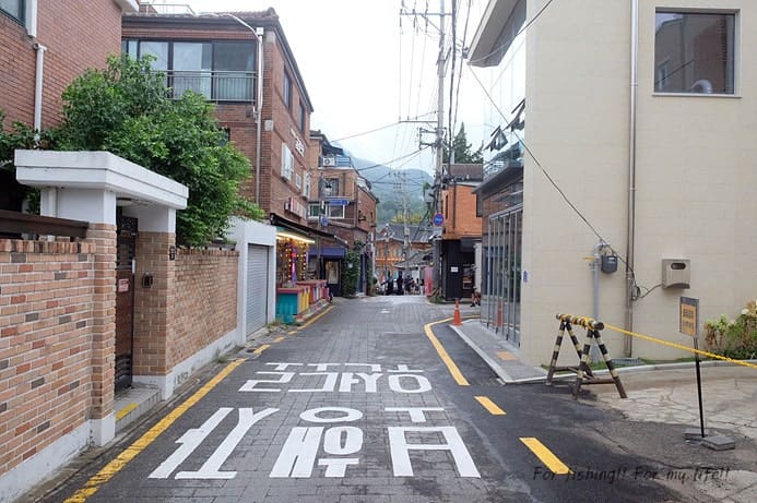 낮에는 관광객들의 발걸음으로, 저녁에는 퇴근한 이들의 걸음으로 계동길의 표정이 바뀝니다.