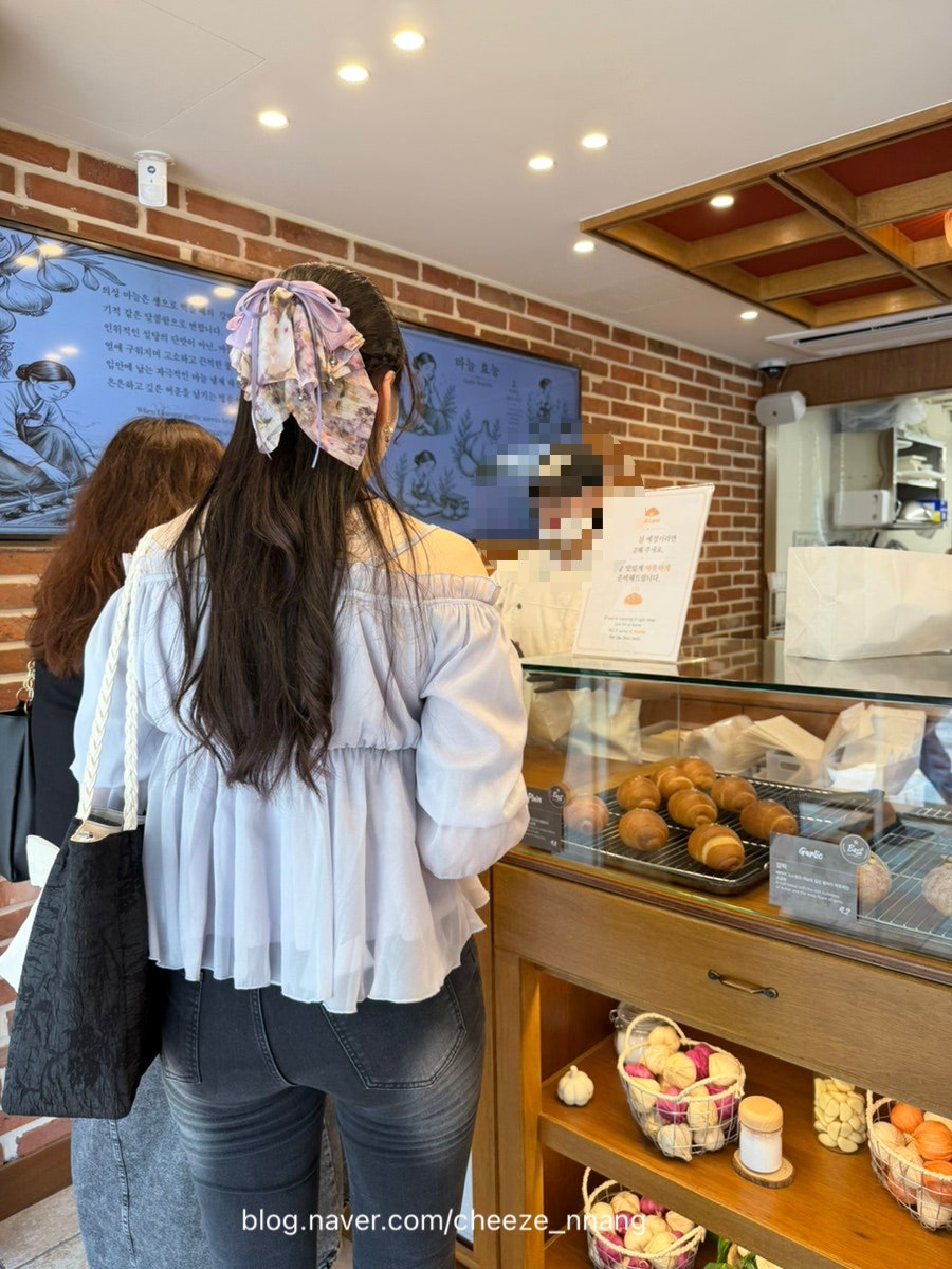 cheeze_nnang이 남긴 가게 앞 소금빵 조형물입니다. 안국역 쪽이라 그런지 가게 안에 외국인 손님도 많았다고 적었는데, 다들 이 모형 앞에서 사진을 찍는다고 했습니다.