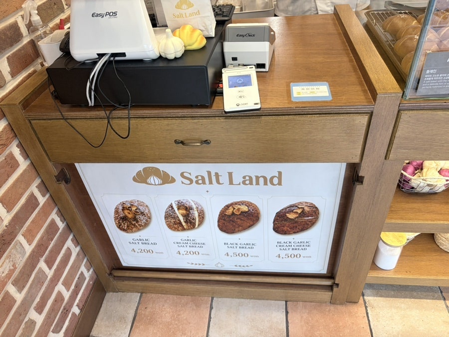 dmswls9428은 벽돌 벽과 'Salt Land' 글자가 걸린 계산대를 찍어 남겼습니다. 안국역 3번 출구에서 도보 5분 거리라고 적었고,