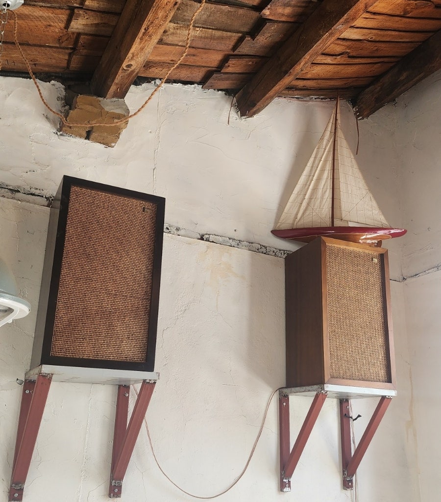 턴테이블이 도는 계동길의 붉은 벽돌집