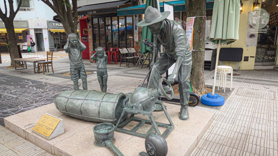 뻥튀기 기계를 돌리는 아저씨 동상과, 그 옆에서 두 귀를 막고 선 아이들 동상입니다.
