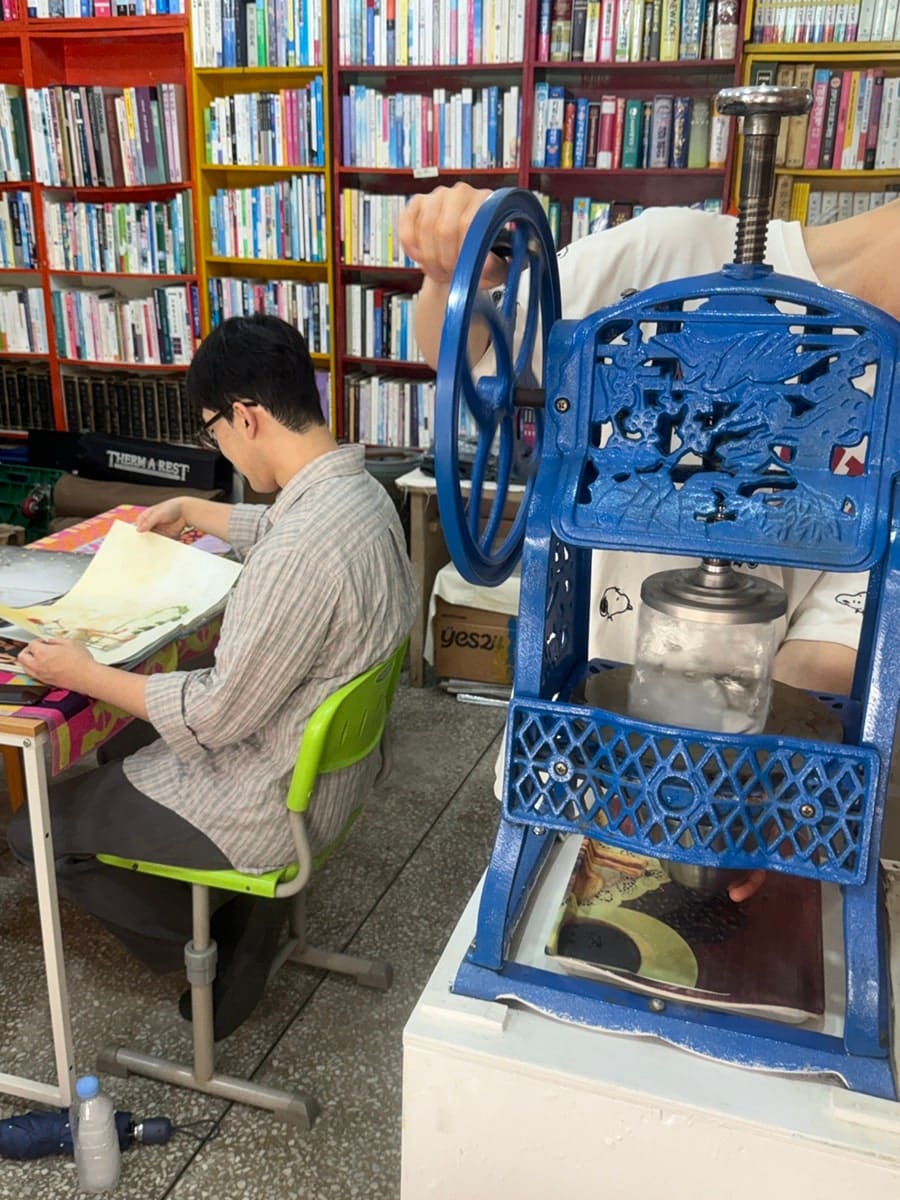 이 블로거는 초록 러그 위 앙증맞은 나무 의자 두 개와, 옆자리에서 손잡이를 돌려 빙수를 갈아내는 모습을 함께 남겼습니다.