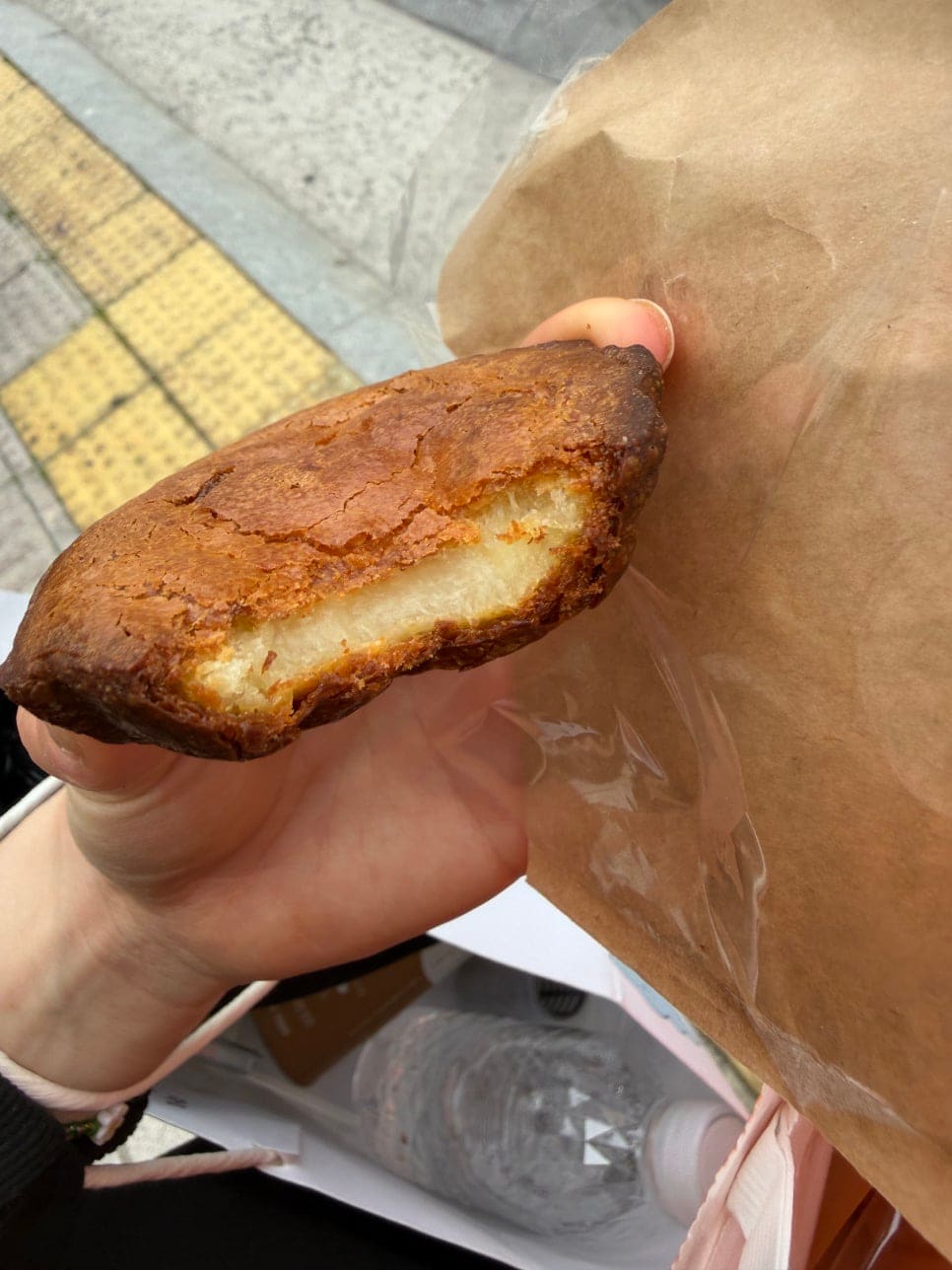 한 방문자는 헌책방 사이에서 유독 눈에 띄는 오렌지빛 외관을 사진에 담았습니다. 같은 사람이 골라 든 버터떡을 반으로 가르자 쫀득한 속살이 드러났는데,