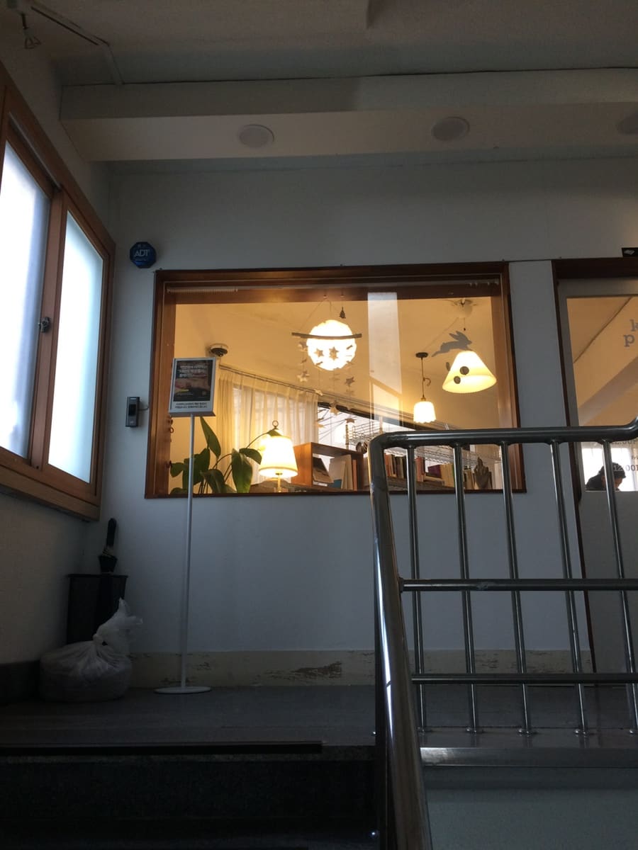 처음 이곳을 찾았던 방문자는 입구가 맞는지 두리번거리던 계단과 우편함, 그리고 창 너머로 보이는 노란 조명과 종이별 모빌이 걸린 실내를 함께 담았습니다.