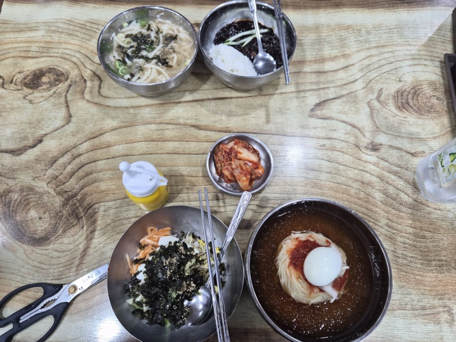 wguy337이 담은 메뉴판과 한 상입니다. 칼국수 3,500원·짜장면 3,500원이 적힌 메뉴판 옆으로 세트 메뉴 가격표가 나란하고, 다른 한 장에는 칼국수와 제육덮밥,