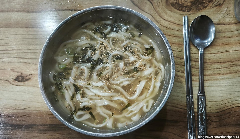 riosniper114가 위에서 내려다보고 찍은 한 끼입니다. 멸치 육수에 김가루와 깨가 올라간 칼국수 한 그릇과,
