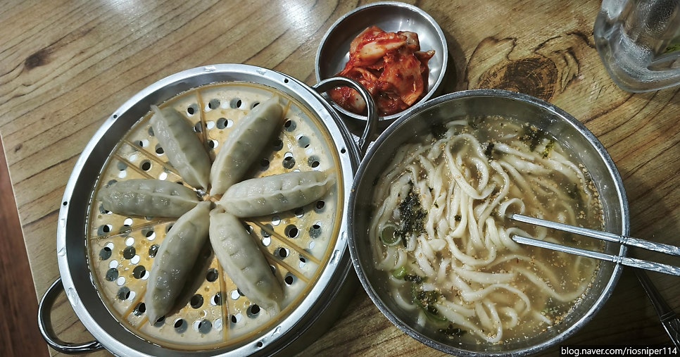 riosniper114가 위에서 내려다보고 찍은 한 끼입니다. 멸치 육수에 김가루와 깨가 올라간 칼국수 한 그릇과,