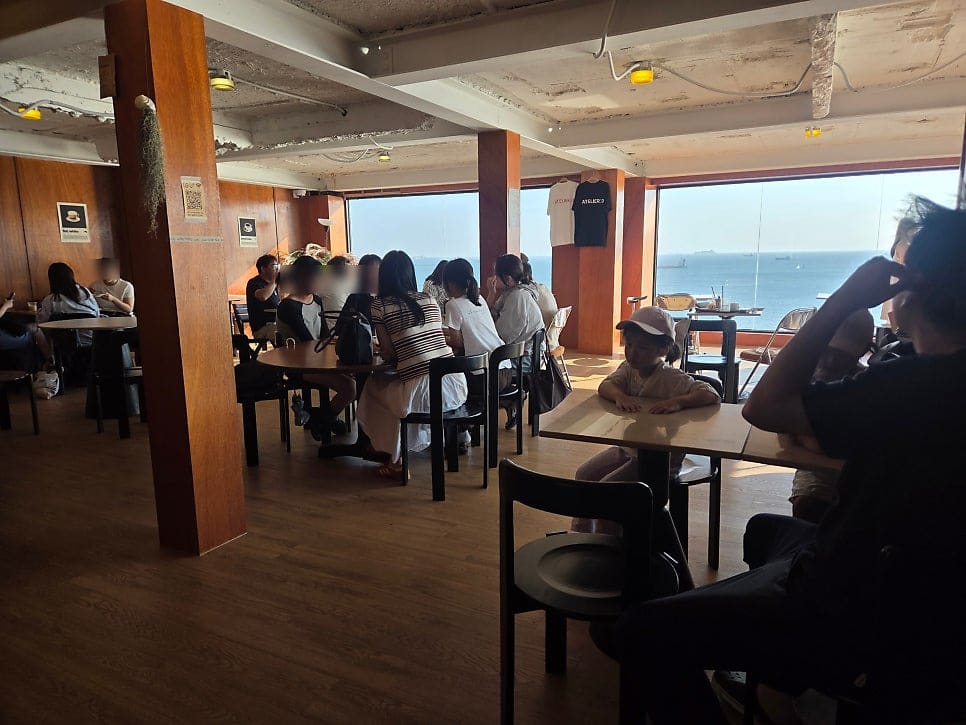 2510com 님이 남긴 손님으로 가득한 실내와, 가격표가 붙은 멜론 크로아상입니다. 생각보다 공간이 넓었다고 적었는데, 그만큼 자리를 채운 사람도 많았습니다.
