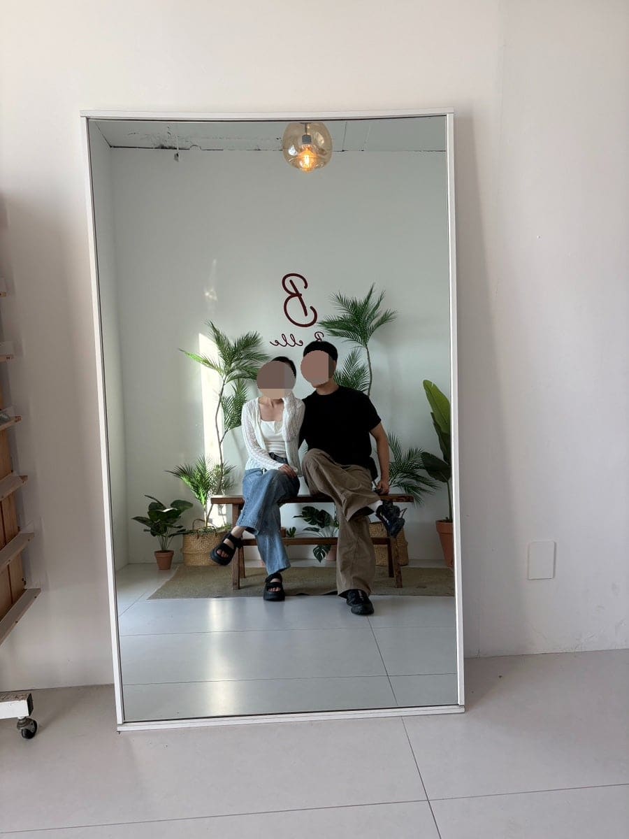 doll6901 님이 남긴 케이크 쇼케이스와 전신 거울 포토존입니다. 황치즈크림케이크부터 마스카포네티라미수까지 케이크 종류가 다양했다고 적었습니다.
