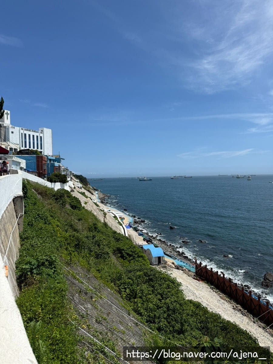 ajena_ 님이 해안 비탈을 따라 선 집들과, 바다를 곁에 두고 걷는 좁은 골목을 함께 남겼습니다. 피난민들이 몸을 붙이듯 집을 올렸던 그 경사가,