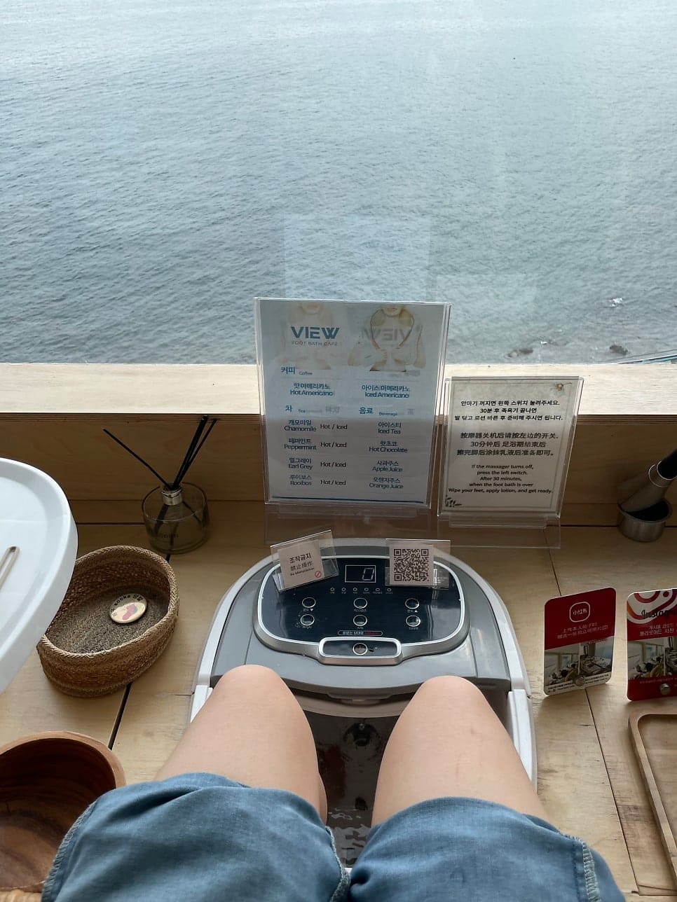 moo_ning 님이 남긴 족욕 중인 발과 VIEW 메뉴판, 그리고 VIEW 로고가 적힌 음료 두 잔입니다.