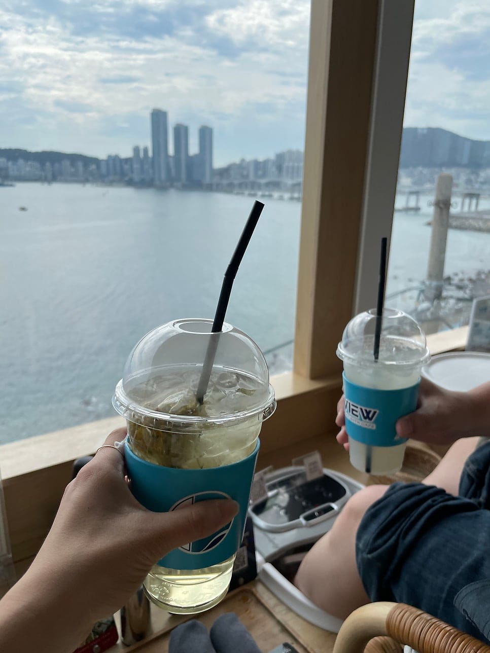 moo_ning 님이 남긴 족욕 중인 발과 VIEW 메뉴판, 그리고 VIEW 로고가 적힌 음료 두 잔입니다.