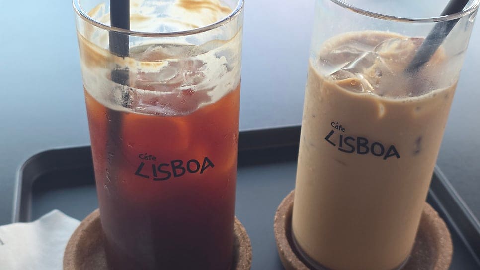 dongguajang 님이 남긴 Café LISBOA 로고가 박힌 음료와, yeajin0620 님이 남긴 테라스 좌석입니다. 포르투갈 수도 이름을 그대로 쓴 컵과,