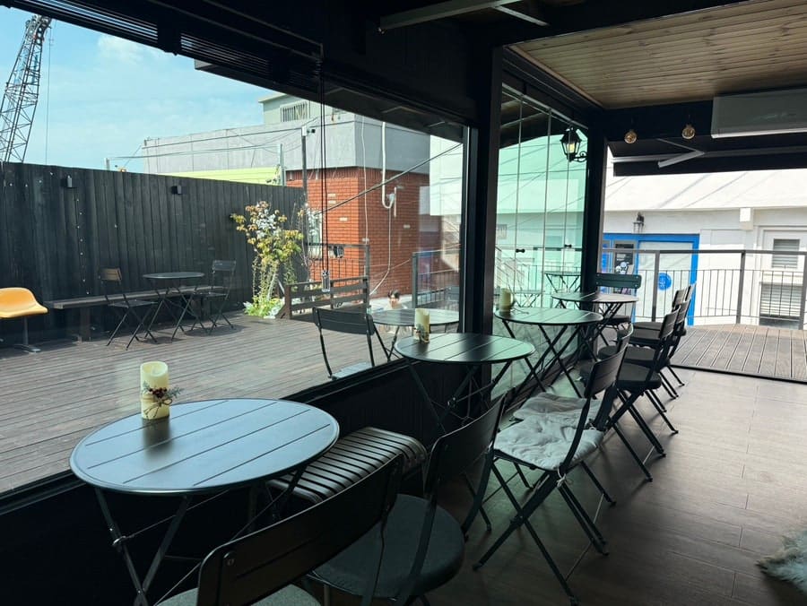 dongguajang 님이 남긴 Café LISBOA 로고가 박힌 음료와, yeajin0620 님이 남긴 테라스 좌석입니다. 포르투갈 수도 이름을 그대로 쓴 컵과,