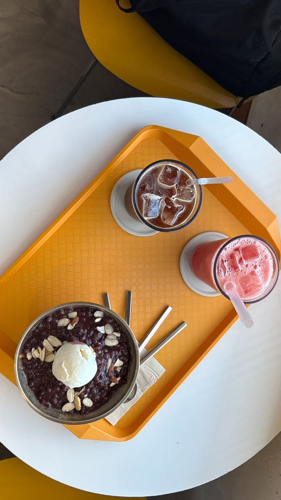 jihyun2125 님이 남긴 팥빙수 사진입니다. 팥이 듬뿍 올라가고 바닐라 아이스크림과 아몬드가 얹혀, 더운 날 산책 끝에 먹기 딱 좋았다고 적었습니다.