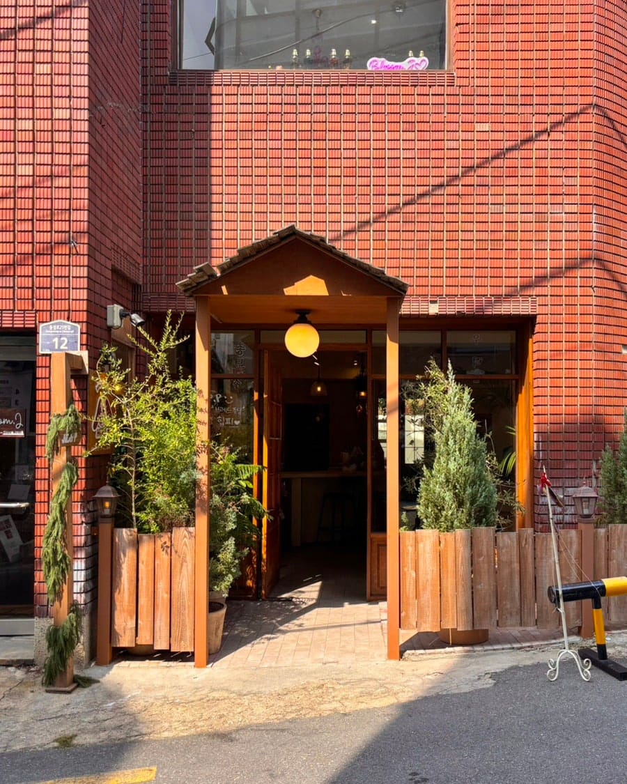 힙피를 찾아간 블로거는 붉은 벽돌 건물에 나무로 짠 작은 지붕을 얹은 입구와, 화분 사이로 비스듬히 떨어지는 볕을 함께 담았습니다.