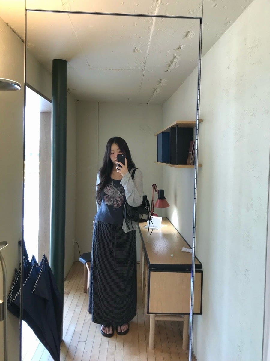44ff가 담은 체어룸 입구와 rinnnnie가 담은 우드룸 안쪽입니다. 'CHAIR ROOM' 팻말 옆에 화분과 액자가 놓여 있고, 우드룸 안쪽에는 원목 패널 벽과 작은 발판,