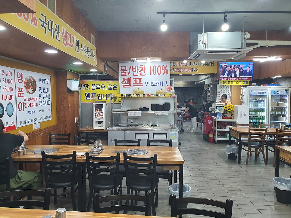 alikeolive21이 찍은 가게 외관과 내부입니다. 24시 영업을 알리는 큼직한 간판과, TV가 켜진 넓은 홀이 오랫동안 이 자리를 지켜온 내공을 보여줍니다.