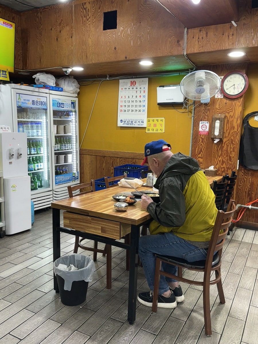 rkglfl59이 찍은 혼자 식사하는 손님과, still_mong이 찍은 셀프 반찬 코너입니다. 테이블 간격이 넉넉해 혼밥하는 사람도 편안하게 앉을 수 있고,