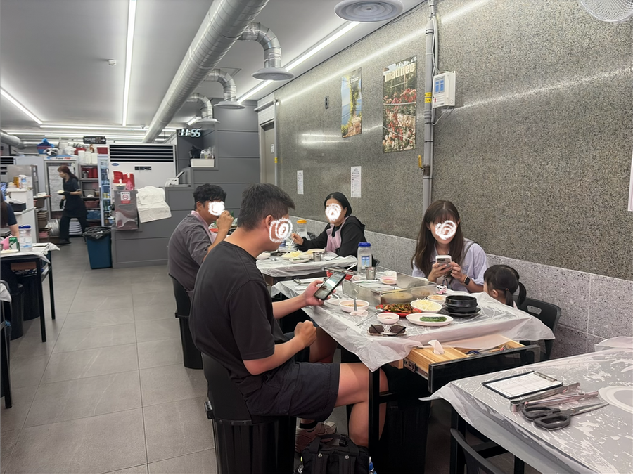 dodddllllll이 찍은 손님으로 가득 찬 실내와, dlsdj928이 받은 기본찬 상차림입니다.