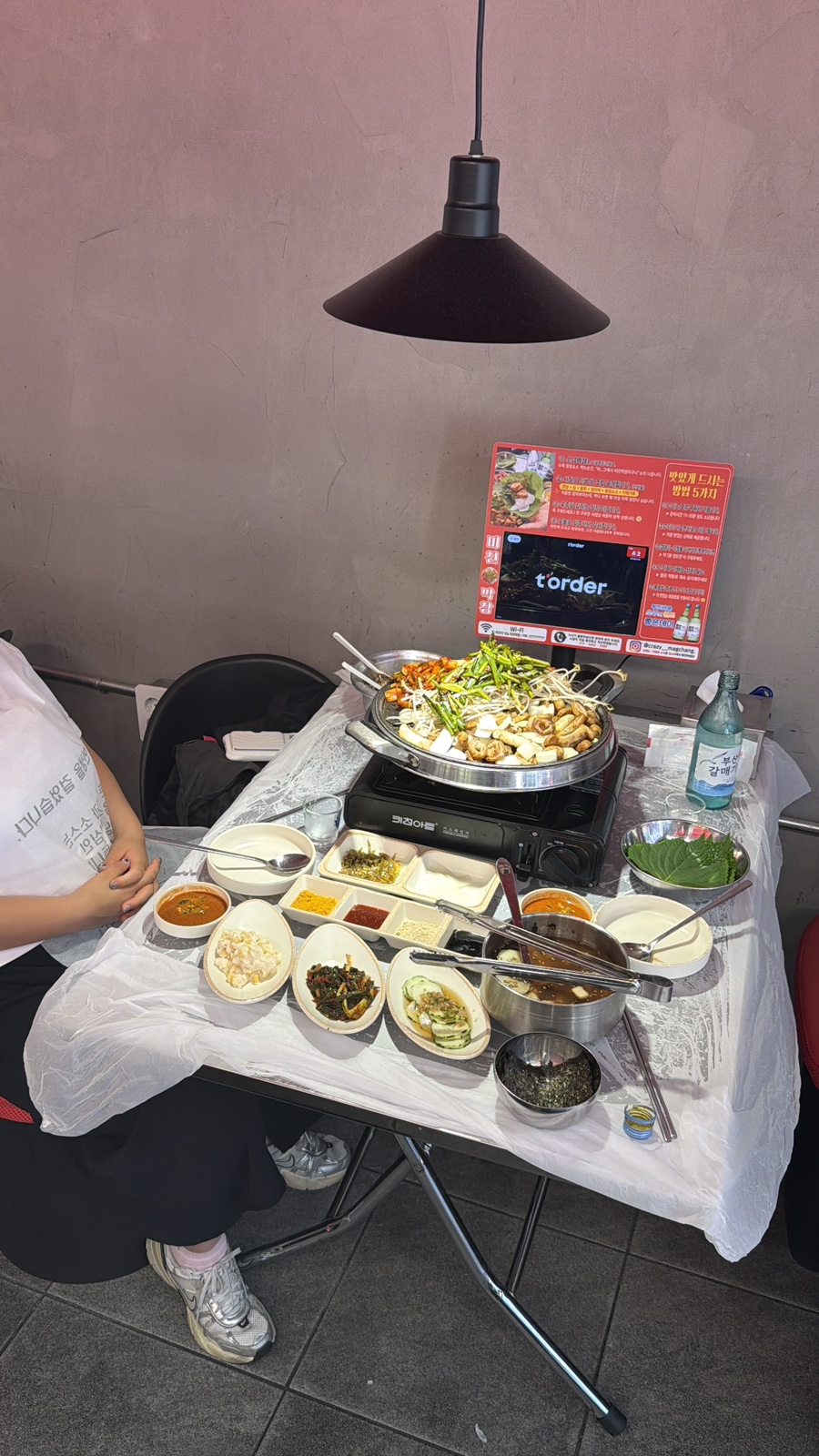 jiaozhi44이 찍은 상차림입니다. 구이 재료와 쌈채소, 찍어 먹는 소스 그릇까지 한 테이블에 갖춰져 있습니다. 묵사발 국물이 여름철 서비스 메뉴로 함께 나왔다고 적었습니다.