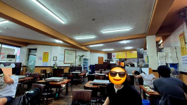 luli2303이 남긴 사진입니다. 세월이 느껴지는 유리문 안쪽으로 커피포트와 정수기가 놓인 작은 계단참이 보이고,