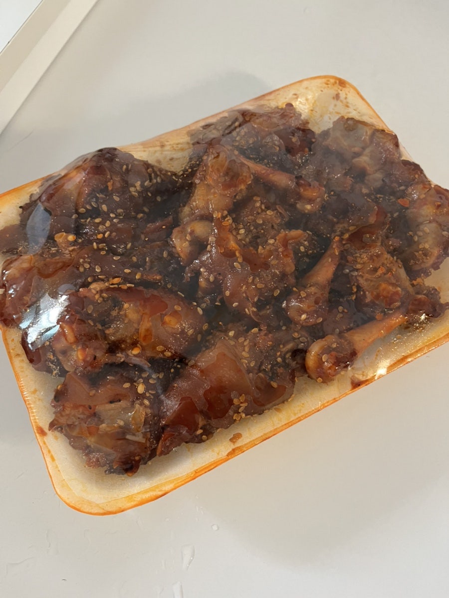 다른 각도에서 본 진열장에는 창신동 매운족발이라는 글자가 노란 배너에 또렷하게 적혀 있습니다. 매운미니족발을 소자로 포장한 모습도 함께인데,
