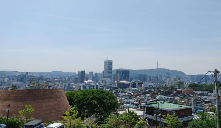 절개지를 깎아내며 남겨진 가파른 절벽 위에 건물들이 옹기종기 모여 있다. 채석장의 흔적이 지형이 되어 남은 창신동의 모습.