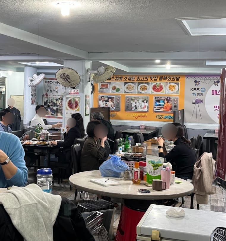 dalffo가 남긴 사진입니다. 간판에 새겨진 낡은 전화번호와 환영합니다 아치, 그 안쪽으로 이어지는 좁은 계단이 첫인상을 그대로 보여줍니다.