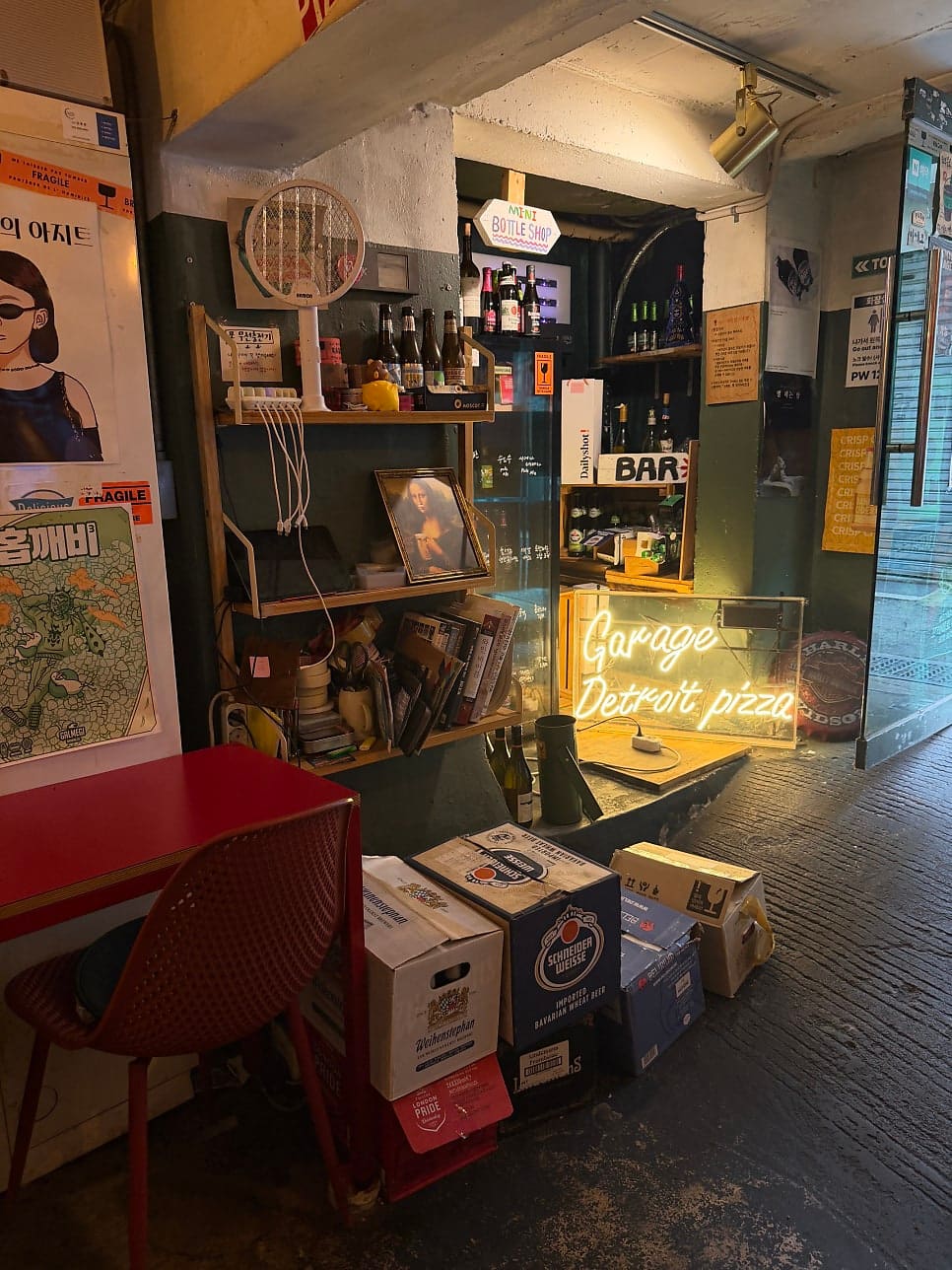 crystal_world가 남긴 사진입니다. 네온으로 밝힌 Garage Detroit pizza 글자와 맥주를 든 모나리자 액자, 미니 보틀숍 선반까지,
