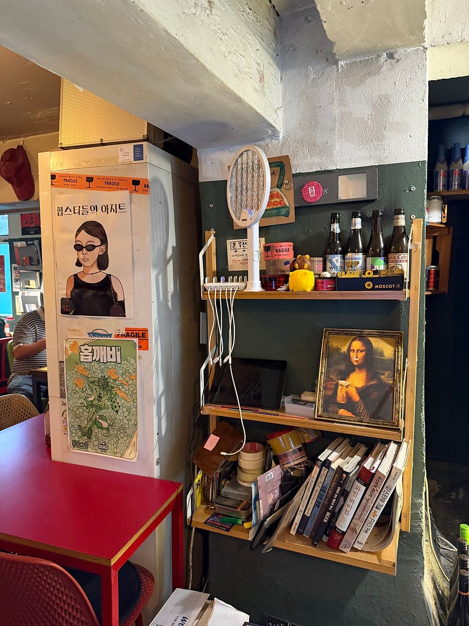 crystal_world가 남긴 사진입니다. 네온으로 밝힌 Garage Detroit pizza 글자와 맥주를 든 모나리자 액자, 미니 보틀숍 선반까지,