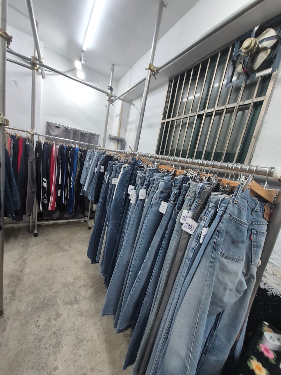 jayoolim1224가 남긴 사진입니다. 리바이스 태그가 그대로 달린 청바지가 옷걸이마다 빽빽하게 걸려 있고, 그 옆으로는 체크무늬 셔츠와 데님 셔츠가 색깔별로 정리돼 있습니다.