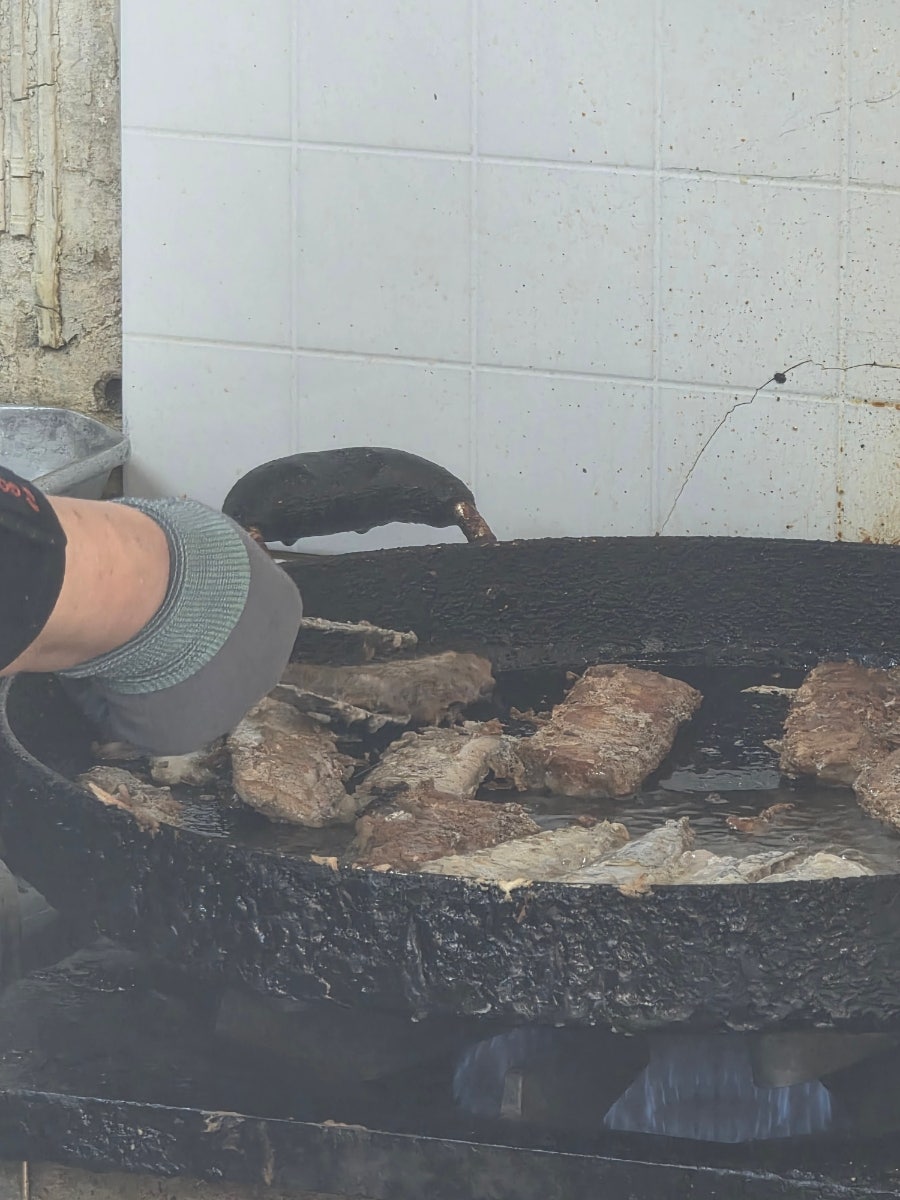검게 그을린 무쇠 불판 위에서 생선 토막이 구워지고 있고, 매콤하게 무친 꽃게무침과 오이무침, 연근조림이 상 위에 함께 놓였습니다.