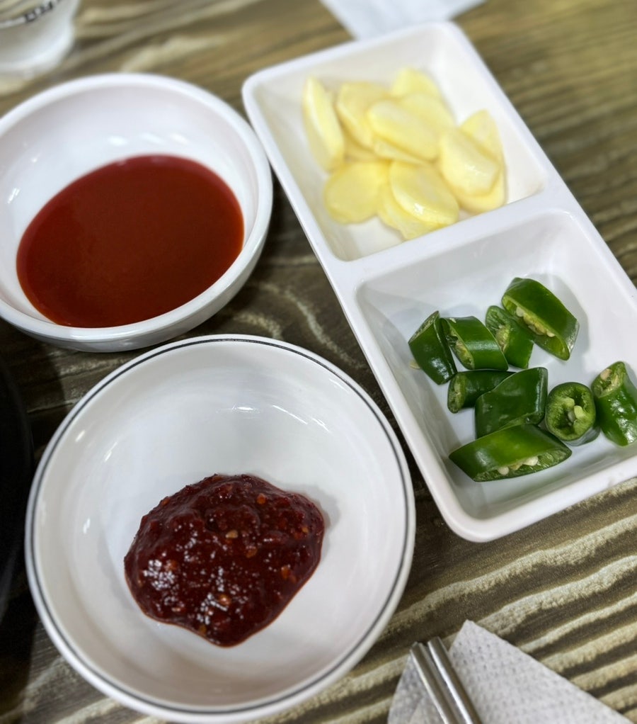 천장을 가득 채운 색색의 메모지와 사인입니다. 연예인들의 친필 사인도 섞여 있어, 제대로 찾아온 찐맛집이라는 확신이 들었다고 이 블로거는 적었습니다.