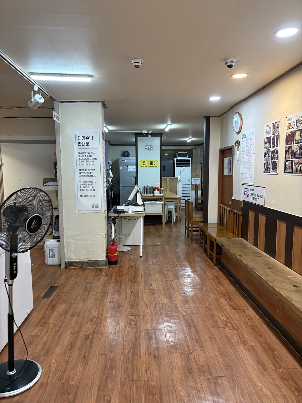 binn____s가 담은 대기 공간과 튀김 소스·곁들임 무입니다. 10테이블 규모의 홀과 1인 1메뉴 안내문, 튀김을 찍어 먹는 간장 종지가 분식집다운 분위기를 보여줍니다.