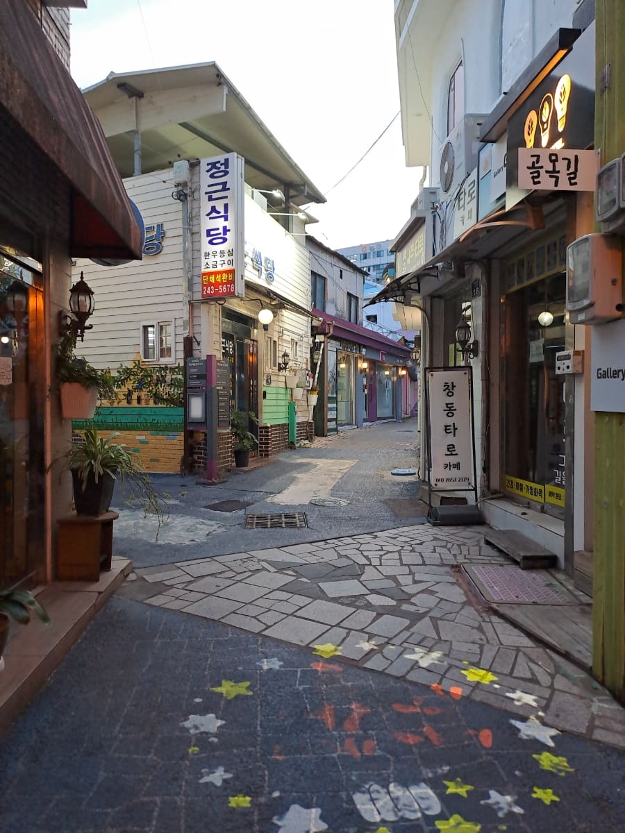 yangsj36이 담은 식당 간판 골목과, jjiii_777이 담은 영업 중인 작은 가게입니다. 불이 켜진 가게들 사이로, 이 거리가 완전히 식지는 않았다는 걸 보여줍니다.