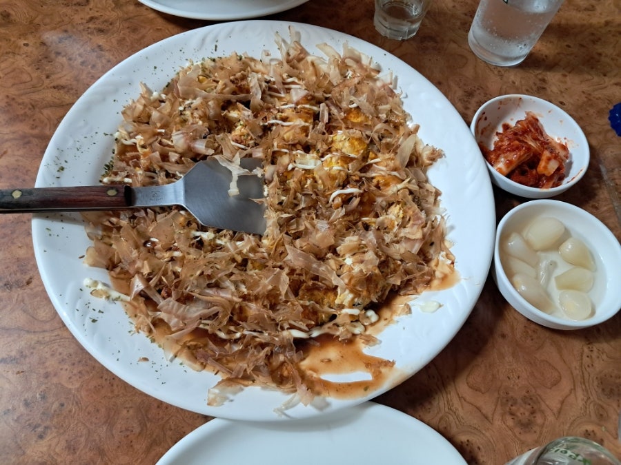 jjj7777777jjj(김백조)가 담은 가쓰오부시 가득한 오코노미야끼와 곁들이 반찬입니다.