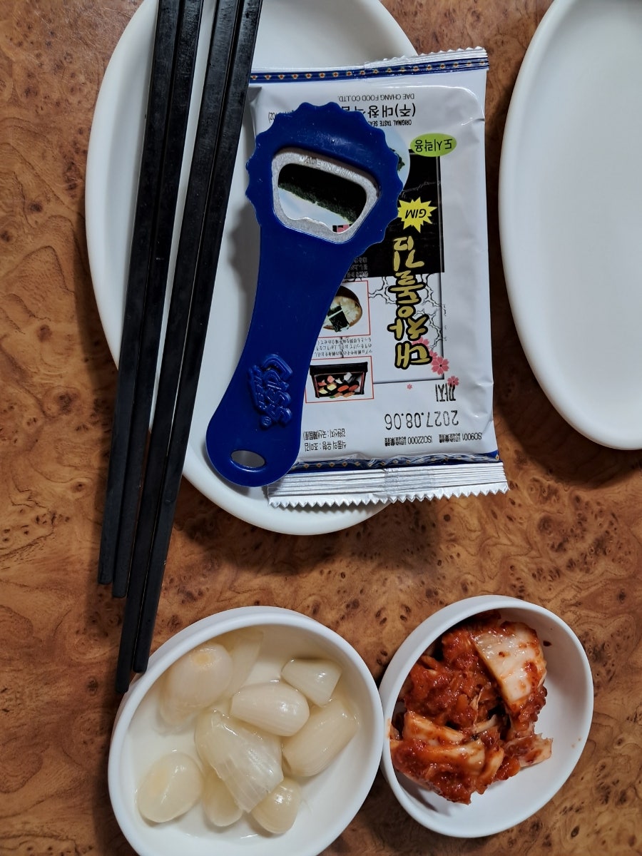jjj7777777jjj(김백조)가 담은 가쓰오부시 가득한 오코노미야끼와 곁들이 반찬입니다.