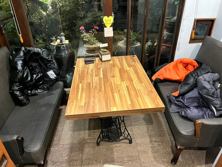 아들과 자주 온다는 zzanggufam이 담은 1호점 내부와 토스트입니다. 무료 리필되는 와플토스트가 테이블에 놓인 모습입니다.