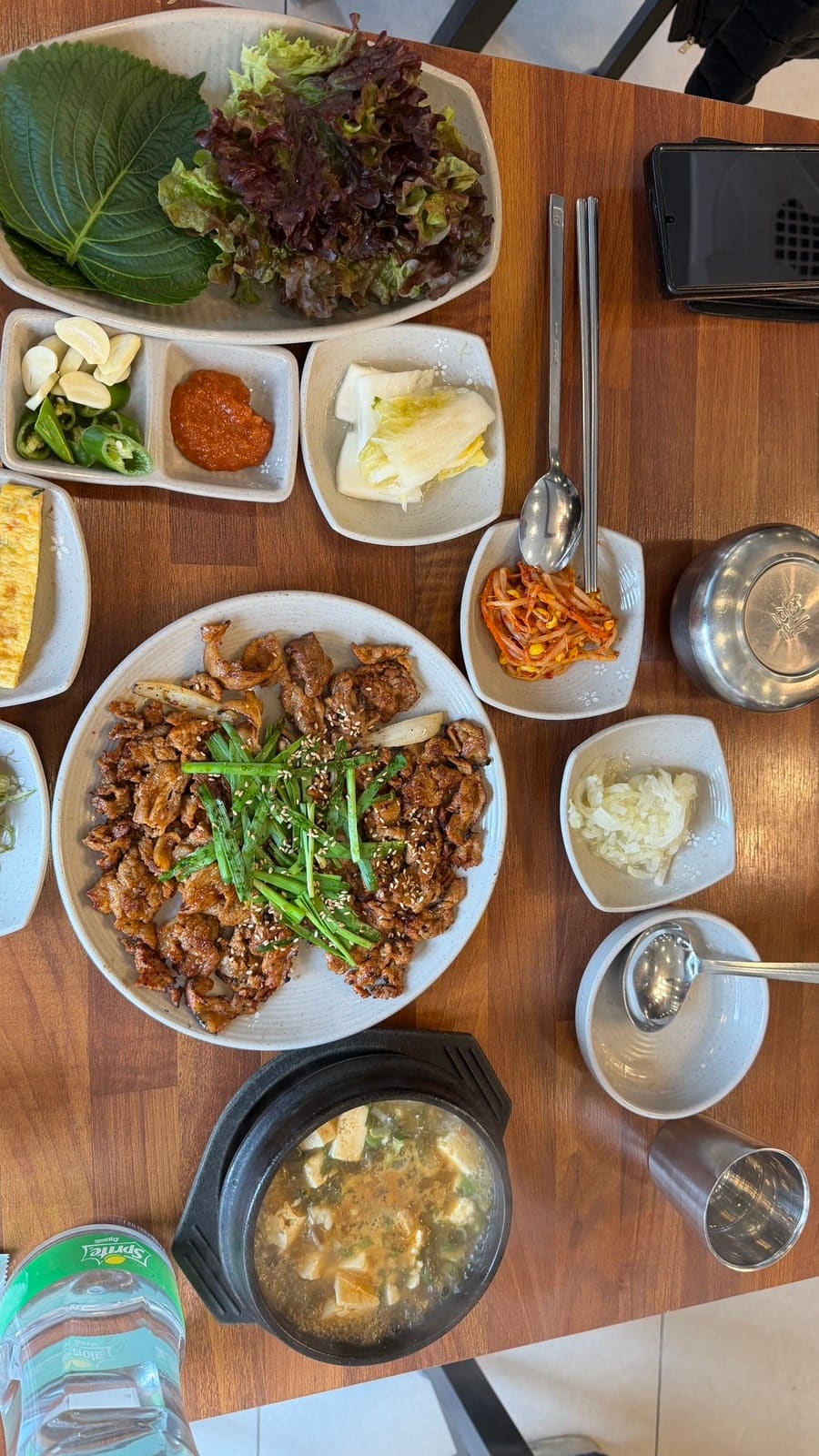 okjjiya가 담은 돼지 석쇠연탄불고기 한 상입니다. 20대 때부터 다녔다는 단골의 시선으로, 불향 가득한 한 끼를 가까이서 보여줍니다.