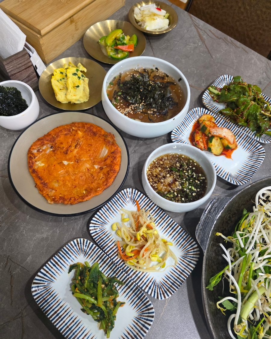 wndi2132가 담은 밑반찬 상과 숙주나물입니다. 깻잎장아찌·콩나물무침·냉채육수까지 작은 그릇마다 다른 찬이 올라오고,