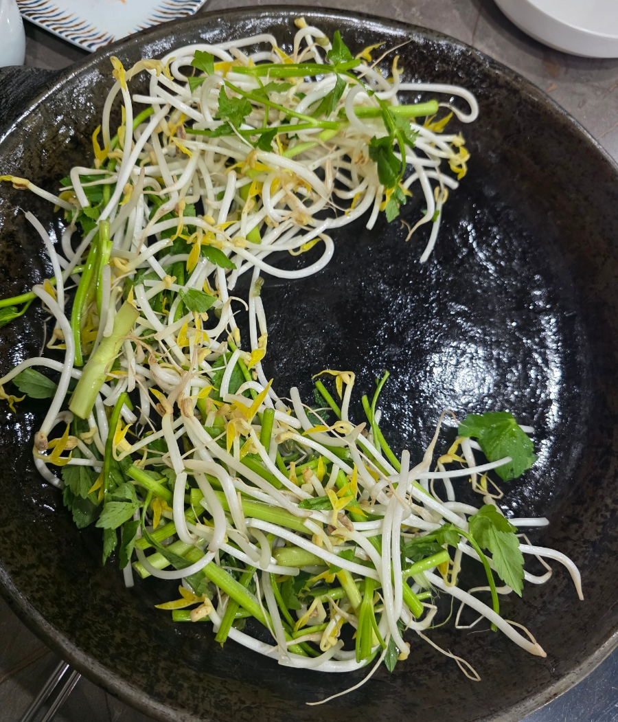 wndi2132가 담은 밑반찬 상과 숙주나물입니다. 깻잎장아찌·콩나물무침·냉채육수까지 작은 그릇마다 다른 찬이 올라오고,